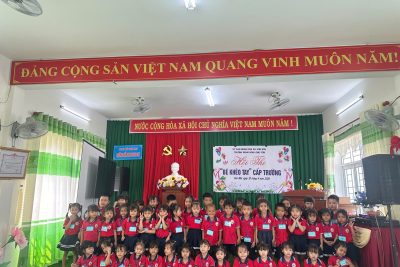 Vào sáng ngày 10/04/2026. Trường Mầm non Long Sơn vừa tổ chức hội thi “Bé khéo tay” cấp trường trong không khí vui tươi, sôi nổi và đầy hào hứng. Hội thi quy tụ 46 thí sinh tiêu biểu trong toàn cấp học, tạo nên một sân chơi bổ ích, ý nghĩa cho các bé được giao lưu, thể hiện tài năng và sự sáng tạo của mình. Ban tổ chức đã chuẩn bị chu đáo, từ không gian phòng thi rộng rãi, thoáng mát đến các điều kiện hỗ trợ cần thiết, giúp các “Thi sĩ nhí” tự tin bước vào phần thi. Với tinh thần nhiệt tình, tích cực các bé đã hoàn thành xuất sắc các thử thách, tạo nên nhiều sản phẩm sáng tạo, độc đáo và đầy màu sắc. Hội thi không chỉ góp phần rèn luyện sự khéo léo, nhanh nhạy trong tư duy mà còn khơi dậy niềm say mê học hỏi, giúp các bé phát triển toàn diện cả về trí tuệ lẫn kỹ năng. Dư âm của hội thi sẽ còn lan tỏa, tiếp thêm niềm vui, sự tự tin và động lực để các bé tiếp tục khám phá, học hỏi và trưởng thành mỗi ngày 🌹🌹