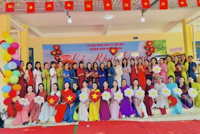 KHAI GIẢNG NĂM HỌC 2026-2027 – CHÀO ĐÓN NGÔI TRƯỜNG MẦM NON SƠN MAI Một hành trình mới – Một mái trường mới – Một niềm tin mới  Trong không khí tưng bừng, phấn khởi của ngày hội toàn dân đưa trẻ đến trường, cô và trò Trường Mầm non Sơn Mai hân hoan chào đón năm học mới – một năm học mang dấu ấn đặc biệt khi ngôi trường được hình thành sau sự sáp nhập của Trường Mầm non Long Sơn và Trường Mầm non Long Mai.  Từ hai mái trường thân thương, nơi đã lưu giữ biết bao kỷ niệm của các thế hệ cán bộ, giáo viên, nhân viên, phụ huynh và các em nhỏ, hôm nay, một mái nhà chung mang tên Mầm non Sơn Mai chính thức mở ra một chặng đường mới. Chúc Trường Mầm non Sơn Mai trong năm học mới sẽ luôn tràn ngập tiếng cười trẻ thơ, những ánh mắt trong veo và những khoảnh khắc yêu thương.  Chúc các cô giáo luôn giữ trong tim ngọn lửa nhiệt huyết, sự kiên nhẫn và tình yêu nghề.  Chúc các bậc phụ huynh luôn tin tưởng, đồng hành cùng nhà trường.  Và chúc các em bé thân yêu của Mầm non Sơn Mai có một năm học thật nhiều niềm vui, khám phá và trưởng thành.  Mầm non Sơn Mai – một mái nhà chung, nơi những mầm xanh được yêu thương, chăm sóc và lớn lên mỗi ngày.  🌸 Chào năm học mới!
