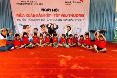 Ngày 6/2/2026 Nhà trường phối hợp cùng với tổ chức chương trình vùng xã Minh Long tổ chức lễ hội: ” Mùa Xuân Gắn Kết – Tết Yêu Thương”. Lễ hội là dịp để mọi người gặp gỡ, chia sẻ và thắt chặt tình cảm giữa các bậc phụ huynh với giáo viên, giữa trẻ với cô và giữa các đồng nghiệp với nhau sau một năm bận rộn.  Trong lễ hội có các hoạt động như tuyên truyền về vệ sinh cá nhân cho trẻ, trang trí các gian hàng, gói bánh chưng, bánh tét, nấu bánh,tham gia trò chơi dân gian và các lớp sẽ trưng bày và thuyết trình phần mâm bánh của lớp mình. Qua lễ hội: “Mùa Xuân Gắn Kết – Tết Yêu Thương” giúp trẻ biết được ý nghĩa của Tết cổ truyền và phát huy bản sắc Tết cổ truyền của dân tộc Việt Nam ta.