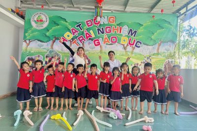 Ngày 15/04/2026 Nhà trường đã tổ chức cho học sinh 5-6 tuổi tham quan, trải nghiệm khu du lịch cộng đồng Bình Thành tại xã Phước Giang – tỉnh Quảng Ngãi. Hoạt động tham quan, trải nghiệm không chỉ giúp trẻ học kiến thức mà trẻ được tận tay thực hành các hoạt động như Làm bánh, tham gia các trò chơi dân gian, quan sát cánh đồng lúa, cách nuôi con tằm. Bên cạnh đó hoạt động tham quan, trải nghiệm còn nuôi dưỡng niềm yêu thích khám phá thế giới, tạo nền tảng vững chắc cho sự phát triển toàn diện trong tương lai. Mỗi ngày đến trường là một niềm vui mới, khi trẻ có cơ hội trải nghiệm, học hỏi và phát triển bản thân qua từng hoạt động thú vị.