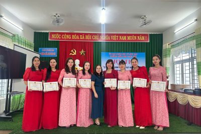 NGÀY 24/12/2025 NHÀ TRƯỜNG TỔNG KẾT HỘI THI: “TỰ LÀM VÀ SỬ DỤNG ĐỒ DÙNG DẠY HỌC” CẤP TRƯỜNG ( Trong đó: 01: giải nhất, 04: giải nhì, 06: giải ba, 02: giải khuyến khích). QUA HỘI THI CHO THẤY CÁC CÔ ĐÃ THỂ HIỆN KHẢ NĂNG SÁNG TẠO, TÌM TÒI NGUYÊN VẬT LIỆU MỚI LẠ ĐỂ TẠO RA CÁC BỘ ĐỒ DÙNG ĐẸP ĐỂ PHỤC VỤ TRONG CÔNG TÁC GIẢNG DẠY TẠI TRƯỜNG.