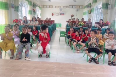TỔNG KẾT HỘI THI “GIÁO DỤC AN TOÀN GIAO THÔNG”. Chiều ngày 01/02/2024 Trường mầm non Long Sơn tổ chức tổng kết hội thi. Buổi tổng kết có mặt cô Đinh Thị Sen là hội trưởng hội cha mẹ học sinh, CBGVNV cùng 30 cháu đạt giải trong hội thi. Kết quả hội thi gồm có 3 giải nhất, 8 giải nhì, 19 giải ba.
