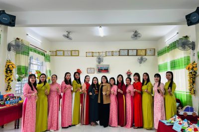 Ngày 19-20/12/2025 Nhà trường tổ chức hội thi: “Tự làm và sử dụng đồ dùng dạy học” cấp trường năm học 2025-2026. Được 13 cô tham gia, các cô đã tạo ra các bộ đồ dùng đẹp, hấp dẫn, màu sắc sinh động.